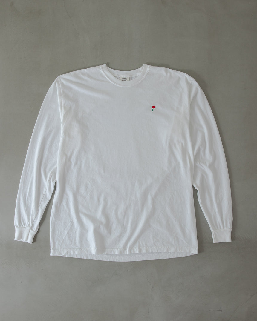 LS TEE | "The world is a Rose; Smell it and pass it to your friends." ［White］